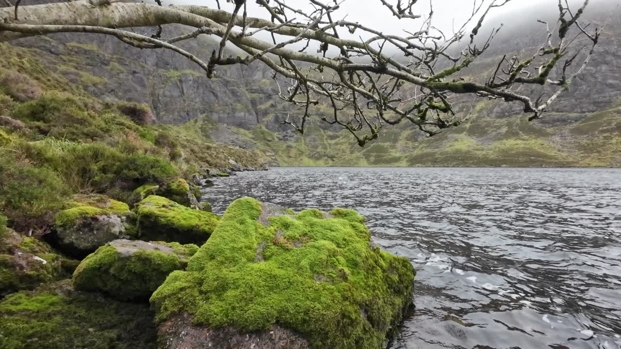마운틴 호수 (lake cumshingaun) 와 코메라 (comeragh mountains) 와 워터포드 (waterford) 아일랜드 (ireland) - 한 겨울의 날 바위 위를 는 물결.