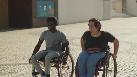 una feliz pareja de ruedas por la calle