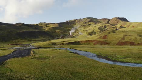 Geothermie-In-Island,-Gezeigt-In-Einem-Drohnenflug-über-Den-Fluss