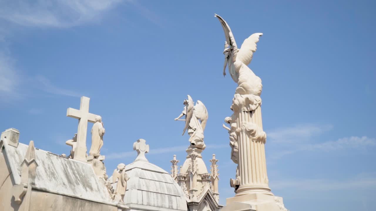 estatuas de cementerio y esculturas bajo un cielo despejado