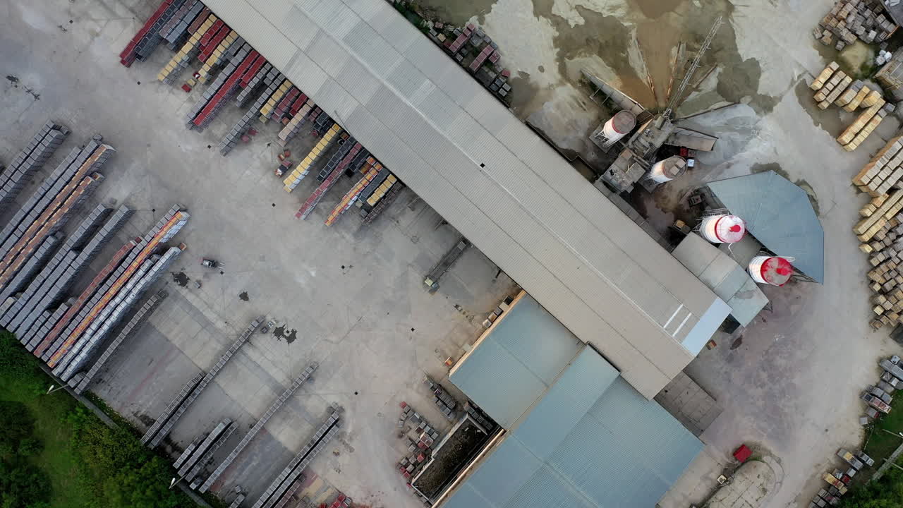 fábrica de ladrillos con estación de maquinaria pesada