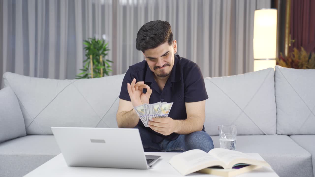 Joven que gana dinero cuenta su dinero.