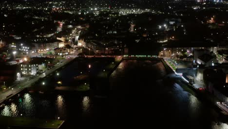 Dolly-Aéreo-De-La-Ciudad-De-Galway-Por-La-Noche.