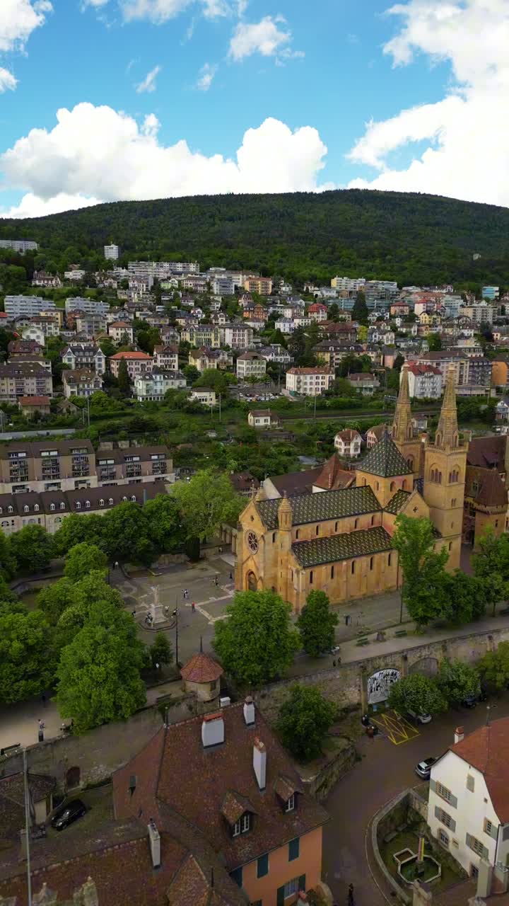 Neuchâtel by i Schweiz, historiske Collégiale de Neuchâtel, dronebillede