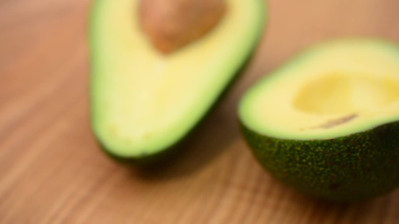 Avokado på skjærebrett. Fotografering i bevegelse.