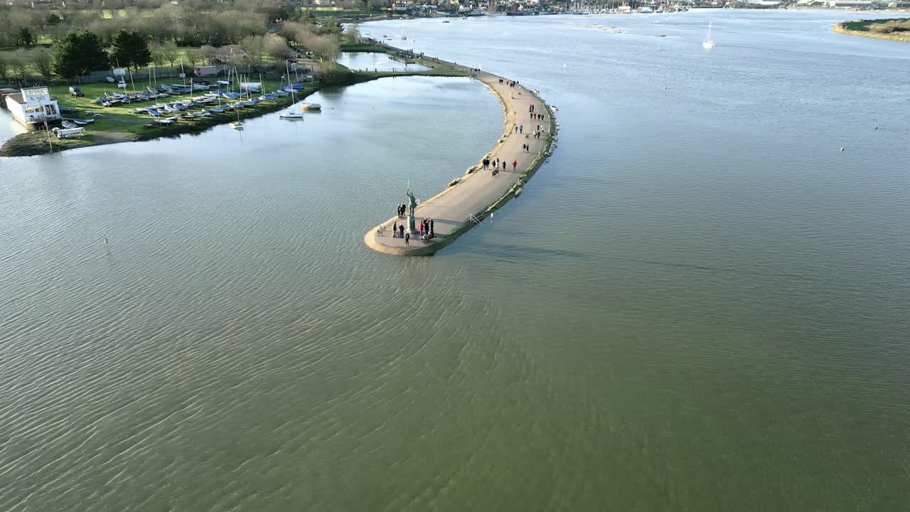 maldon, essex 영국에 있는 byrhtnoth 동상의 공중 무인 항공기 보기