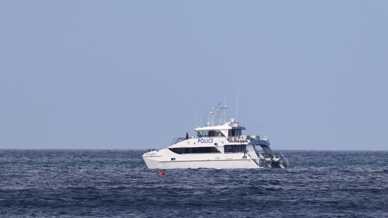 해안 경비 선박은 해양을 감시하고 해양 안전을 보장합니다.