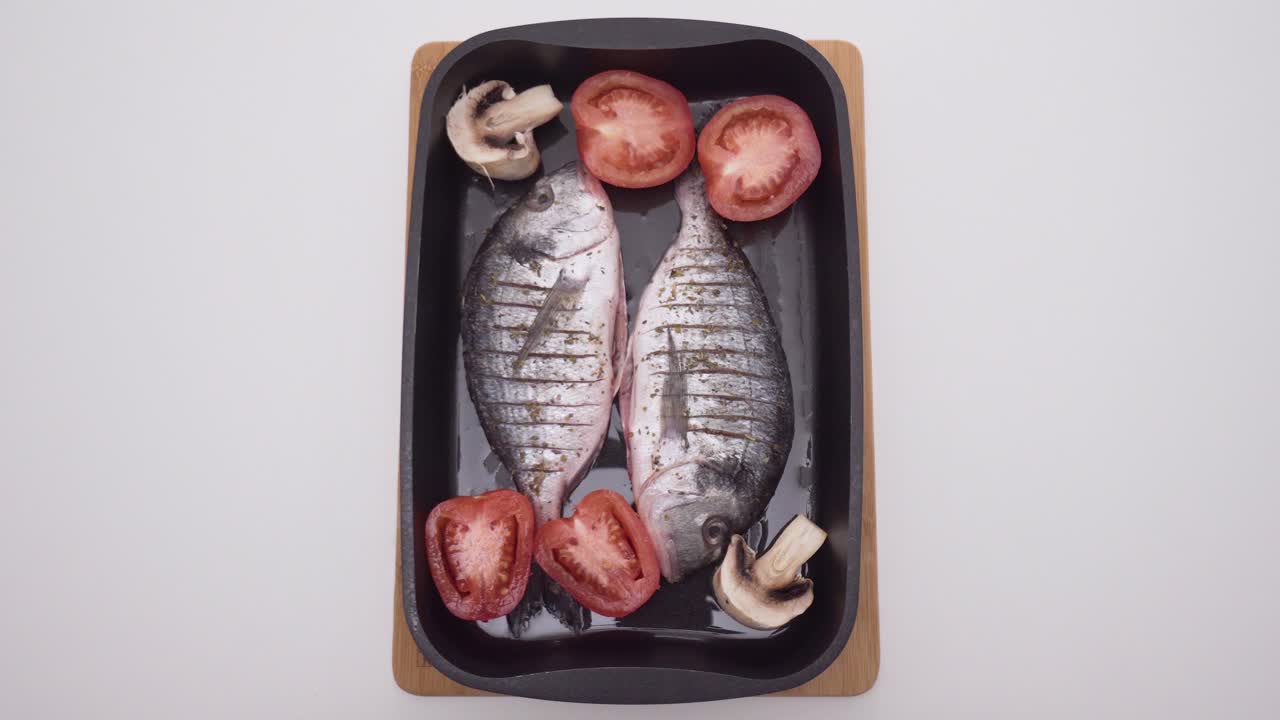 pescado al horno con tomates y setas