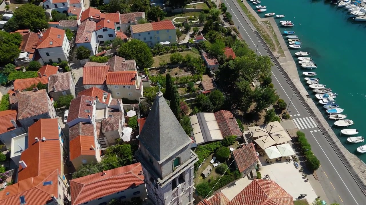 Panorama della città di Osor sull'isola di Cherso, Croazia, in una splendida giornata estiva. Le viste aeree mostrano il centro storico, spiagge soleggiate, yacht a vela, il porto turistico e campeggi vicini sulla costa adriatica mediterranea