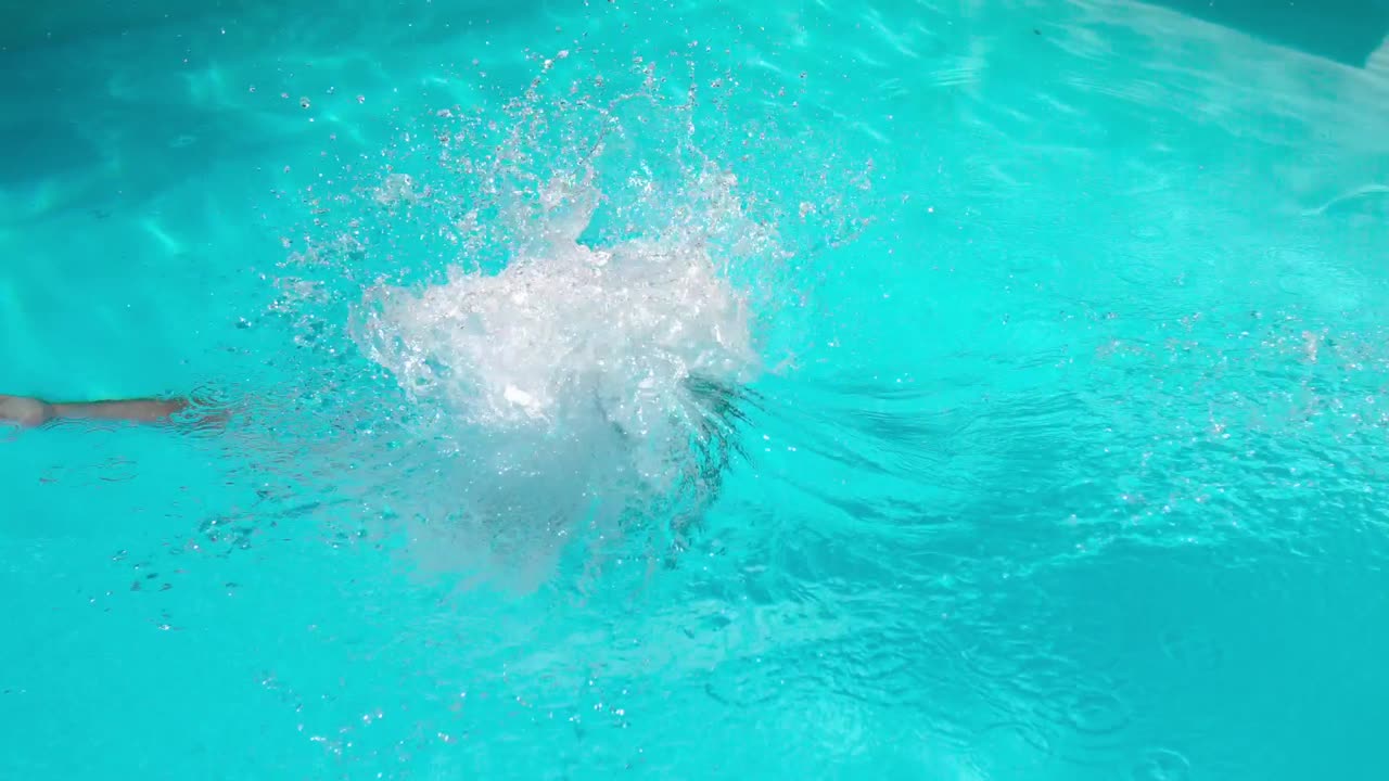 Nadador atlético zambulléndose en la piscina.