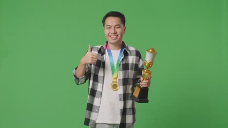 트로피와 메달을 가진 남자