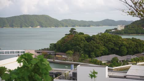 la isla de las perlas de mikimoto, el rack de enfoque revela la bahía de toba en un día de viento