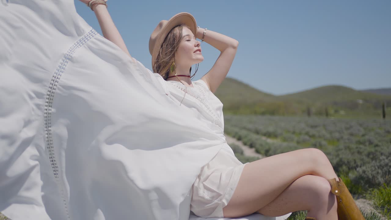 라벤더 에서  드레스를 입은 여자