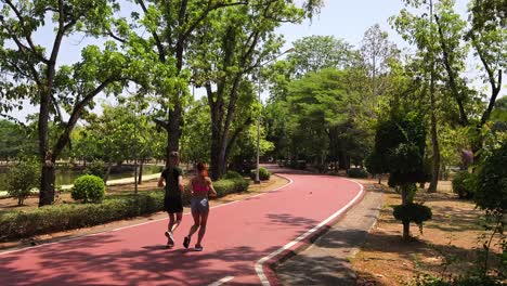 una pareja corriendo en un parque.