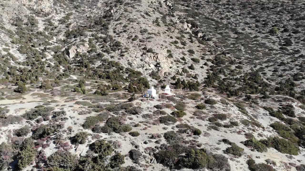 turistas junto al templo blanco en el paisaje natural dentro del circuito de annapurna en nepal