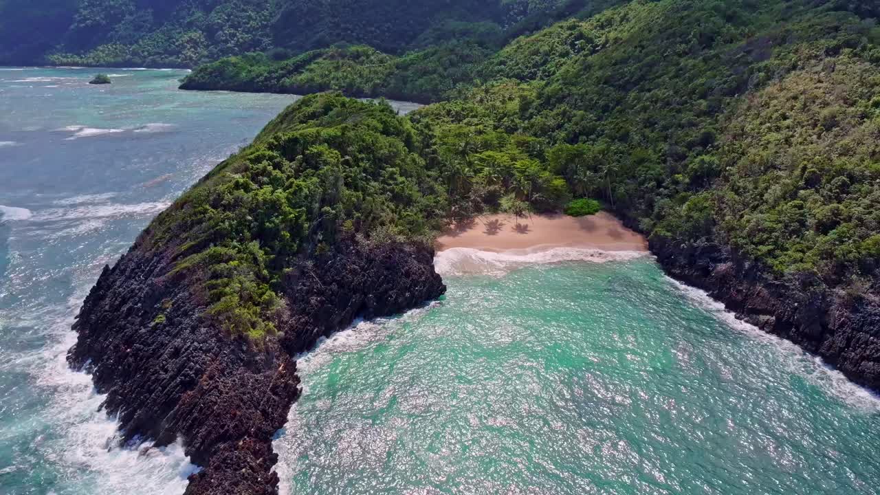 vista del paraíso sobre la playa onda samaná en la república dominicana, caribe
