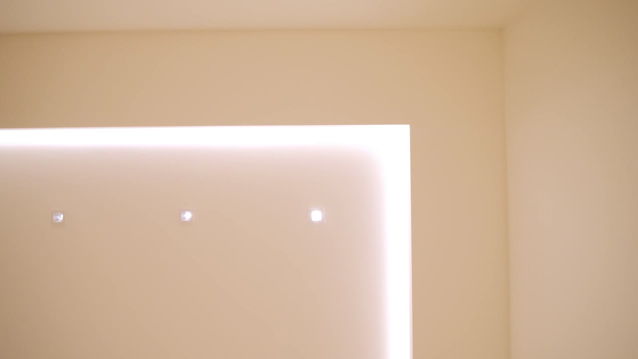 ángulo recto del techo, pared o estructura con leds ya encendidos, el contorno de este ángulo recto se ilumina con una luz amarilla brillante