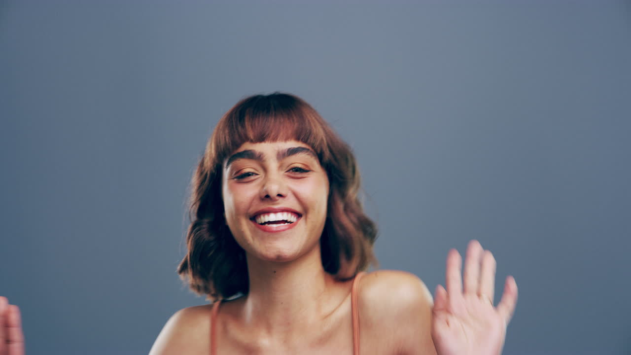 todos los ojos están en ella cuando llega a la pista de baile