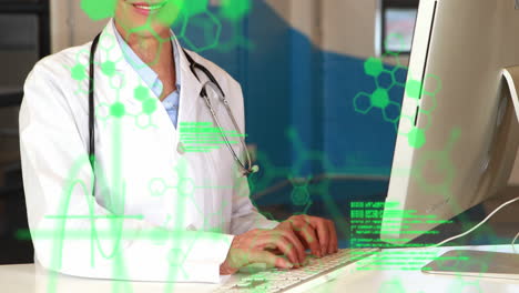 animación de procesamiento de datos sobre una feliz doctora caucásica que usa una computadora en el hospital