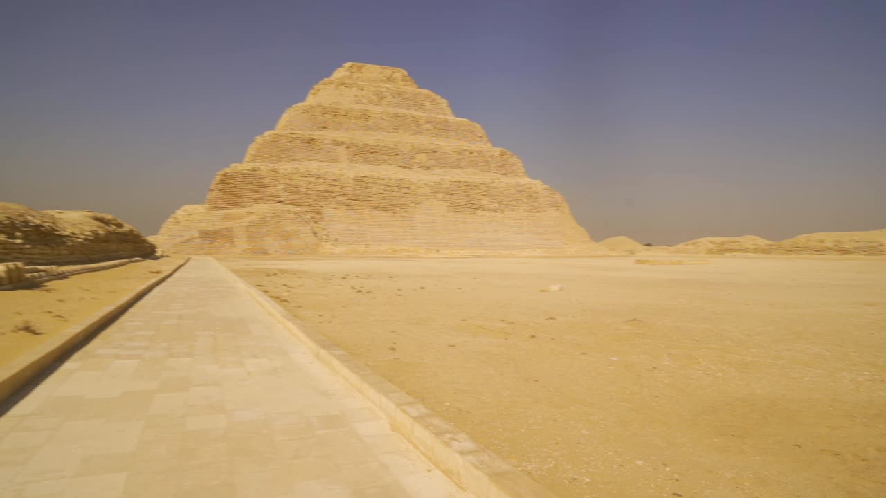Žena navštěvuje stupňovitou Džoserovu pyramidu v Sakkáře, Egypt