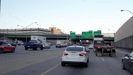 centro de la ciudad, atlanta, tráfico de autopista, de noche, interestatal, 75, 85, paso subterráneo