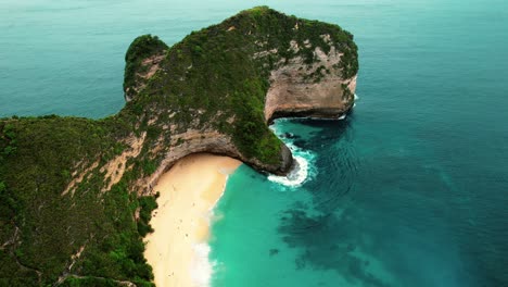 Kelingking-Beach,-4K-Drohnenschwenks-In-Nusa-Penida,-Indonesien