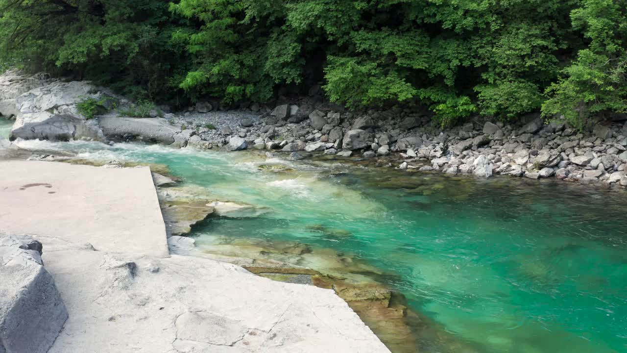 크리스탈처럼 푸른 물이 있는 멋진 세리오 강, 베르가모, 세리아나 계곡, 이탈리아