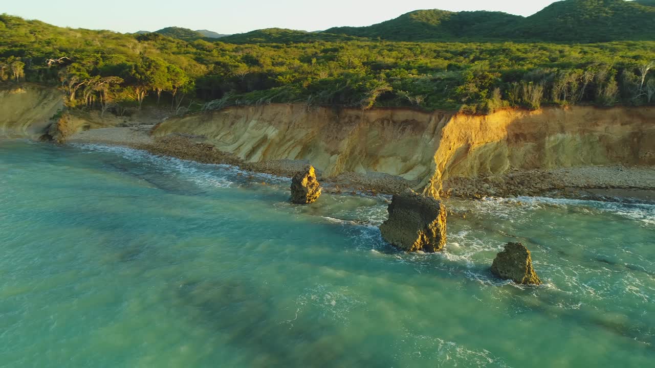 скалы пляжа попа в доминиканской республике. воздушный круговорот
