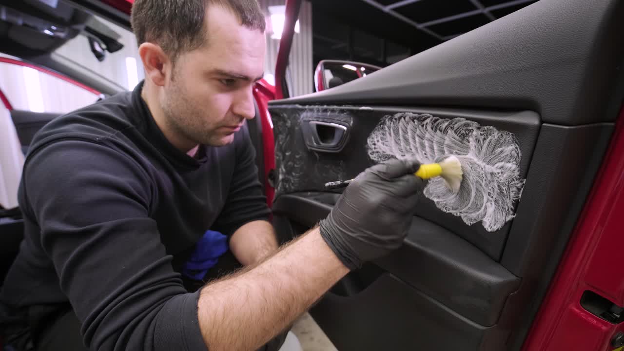 전문적인 자동차 청소. 샤워. 인테리어 세부 사항. 자동차 인테리어를 건조 청소 및 세부 사항; 깊은 좌석 청소; 자동차 세탁에서 거품을 는; 먼지에서 자동차 패널을 청소하는; 진공청소기