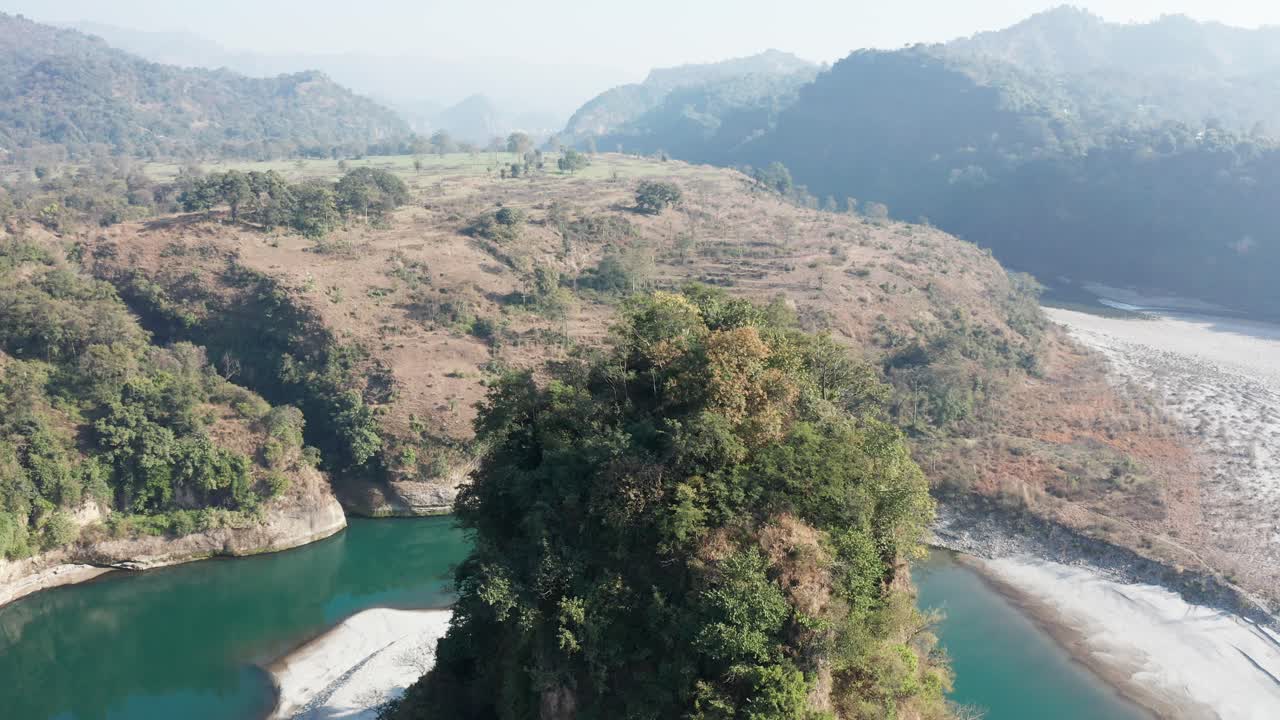 vista de drones de un hermoso río en colinas en himachal pradesh india