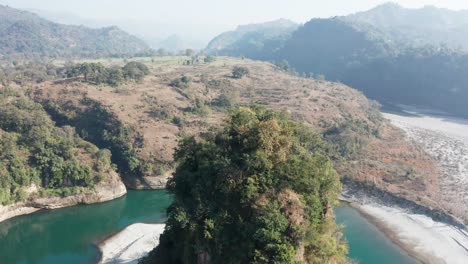 Drohnenblick-Auf-Einen-Wunderschönen-Fluss-In-Hügeln-In-Himachal-Pradesh,-Indien