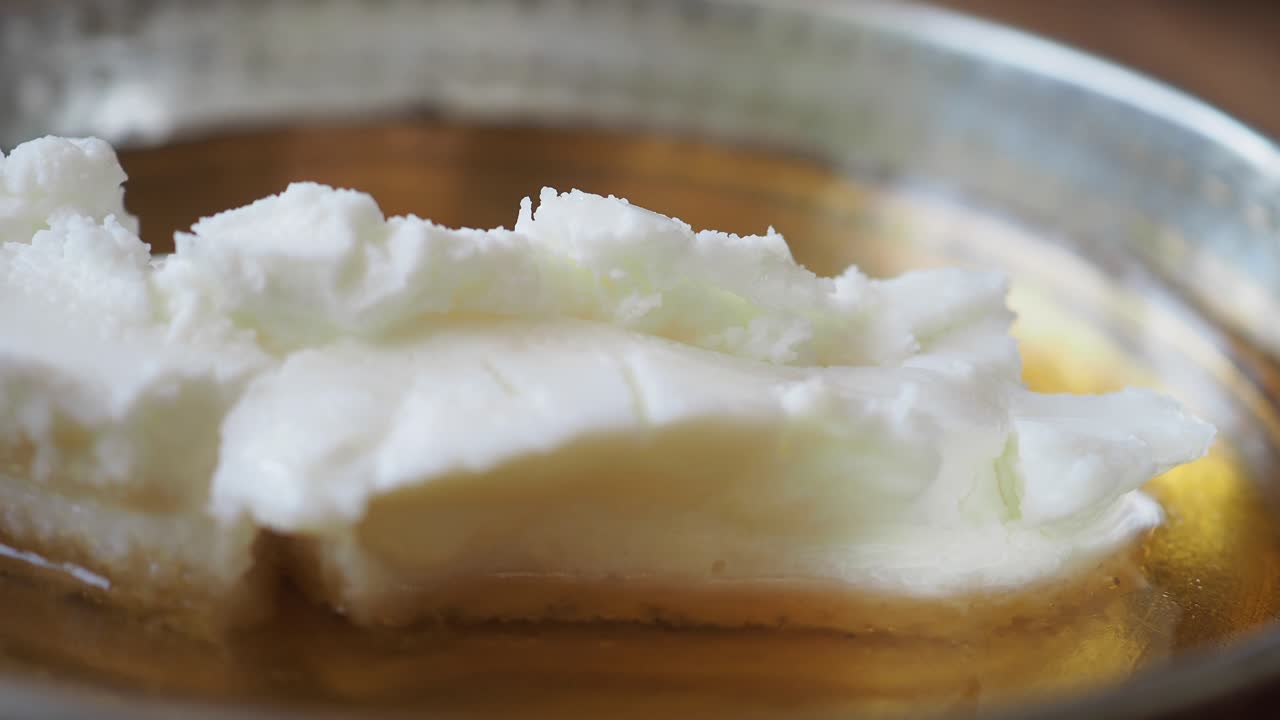 белое молочное блюдо в золотой чаше