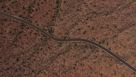 Antena-Hacia-Abajo-De-Arriba-Hacia-Abajo-De-Una-Carretera-De-Montaña-Vacía-Y-Solitaria