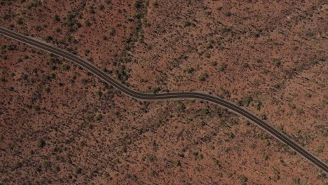 antena recta hacia abajo de arriba hacia abajo de una solitaria carretera de montaña vacía