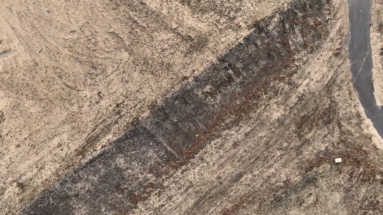 antena directa en un parche de tierra, descendiendo hacia él