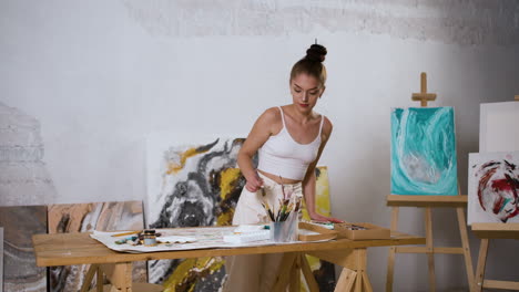 artista llegando a la habitación