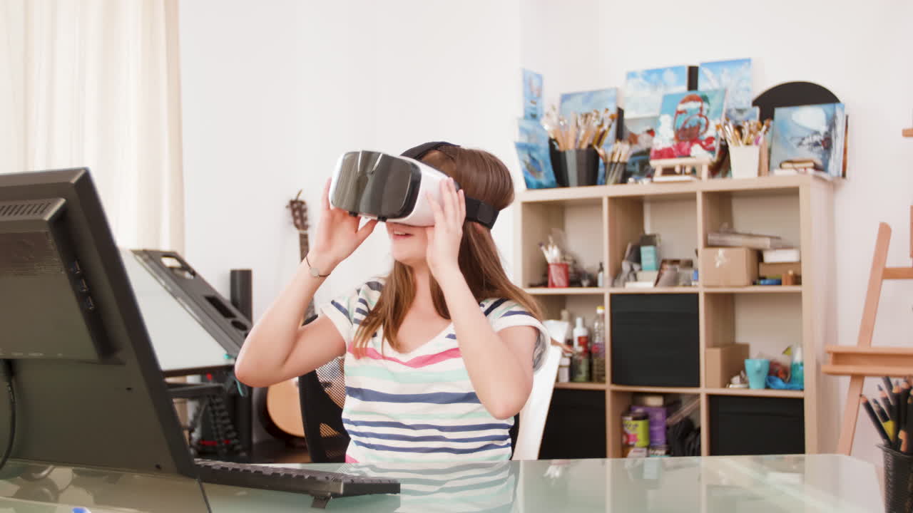 집에서 vr 헤드을 사용하는 소녀