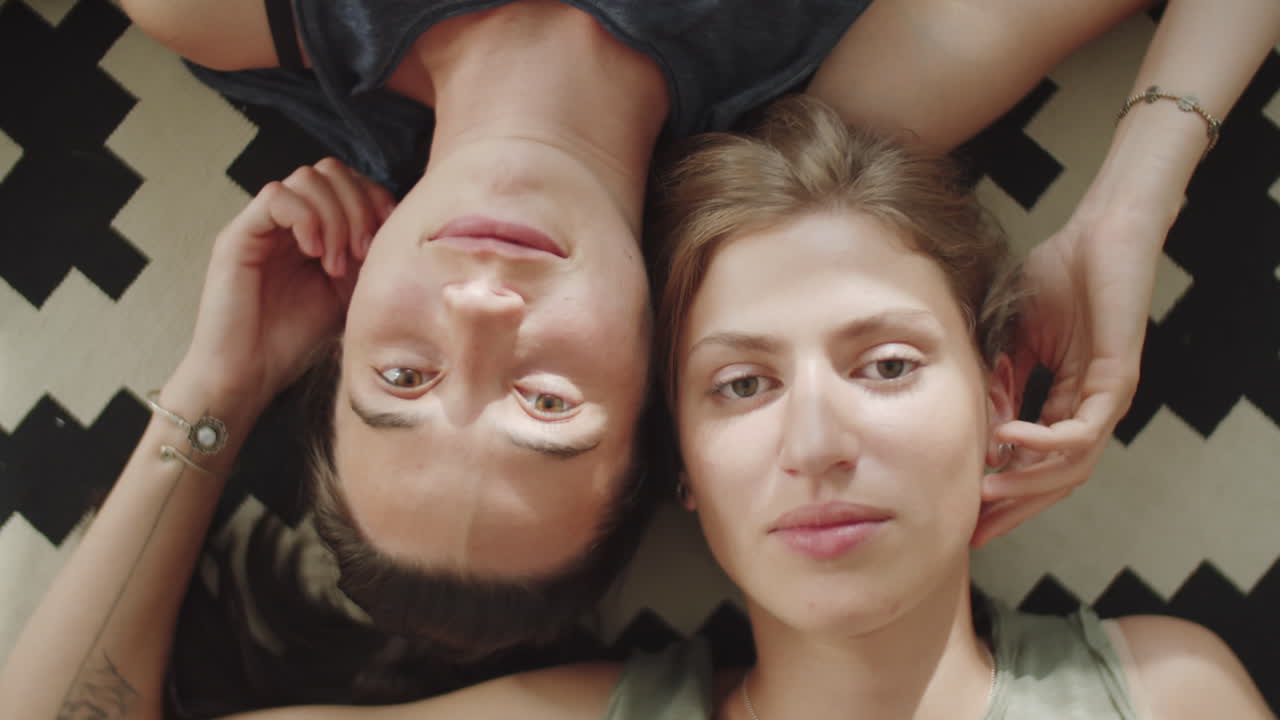 una hermosa pareja de mujeres posando para la cámara