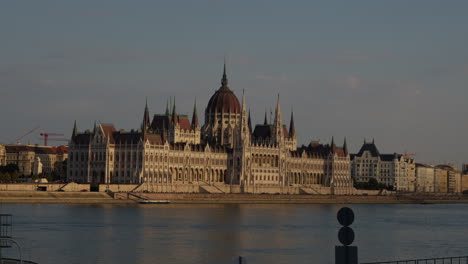 edificio del parlamento húngaro al otro lado del danubio durante la hora dorada