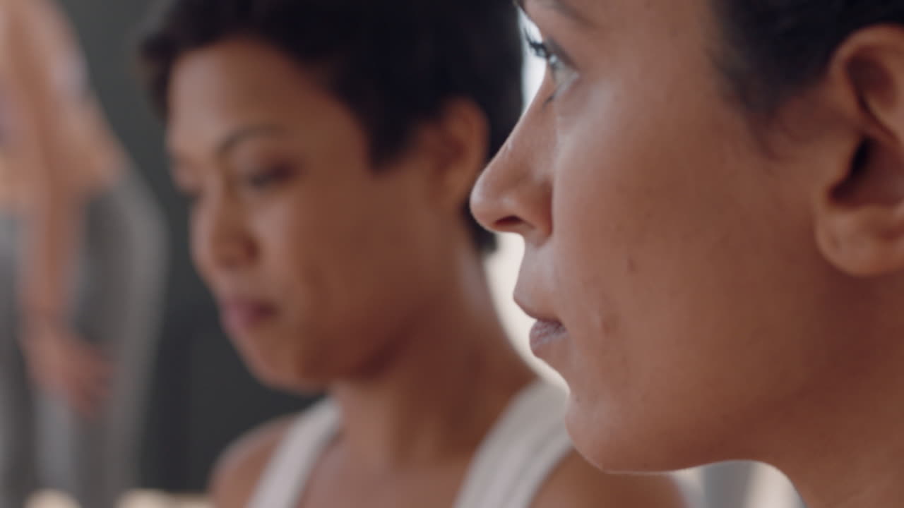 요가 수업 초상화 아름다운 히스패닉계 여성 웃고 있는 행복한 윙크하며 스튜디오에서 건강한 피트니스 라이프스타일을 즐기고 있습니다.