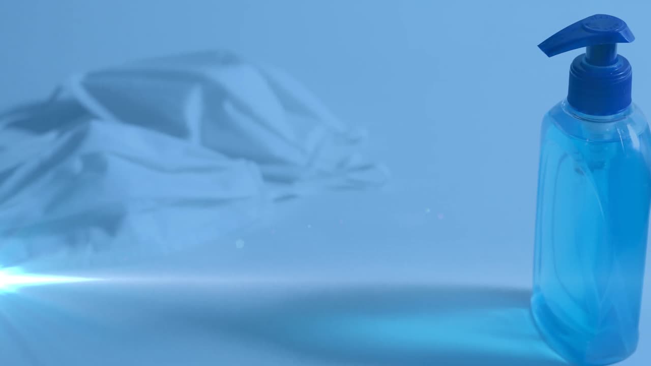 얼굴 마스크와 소독제 위에 밝은 반점의 애니메이션