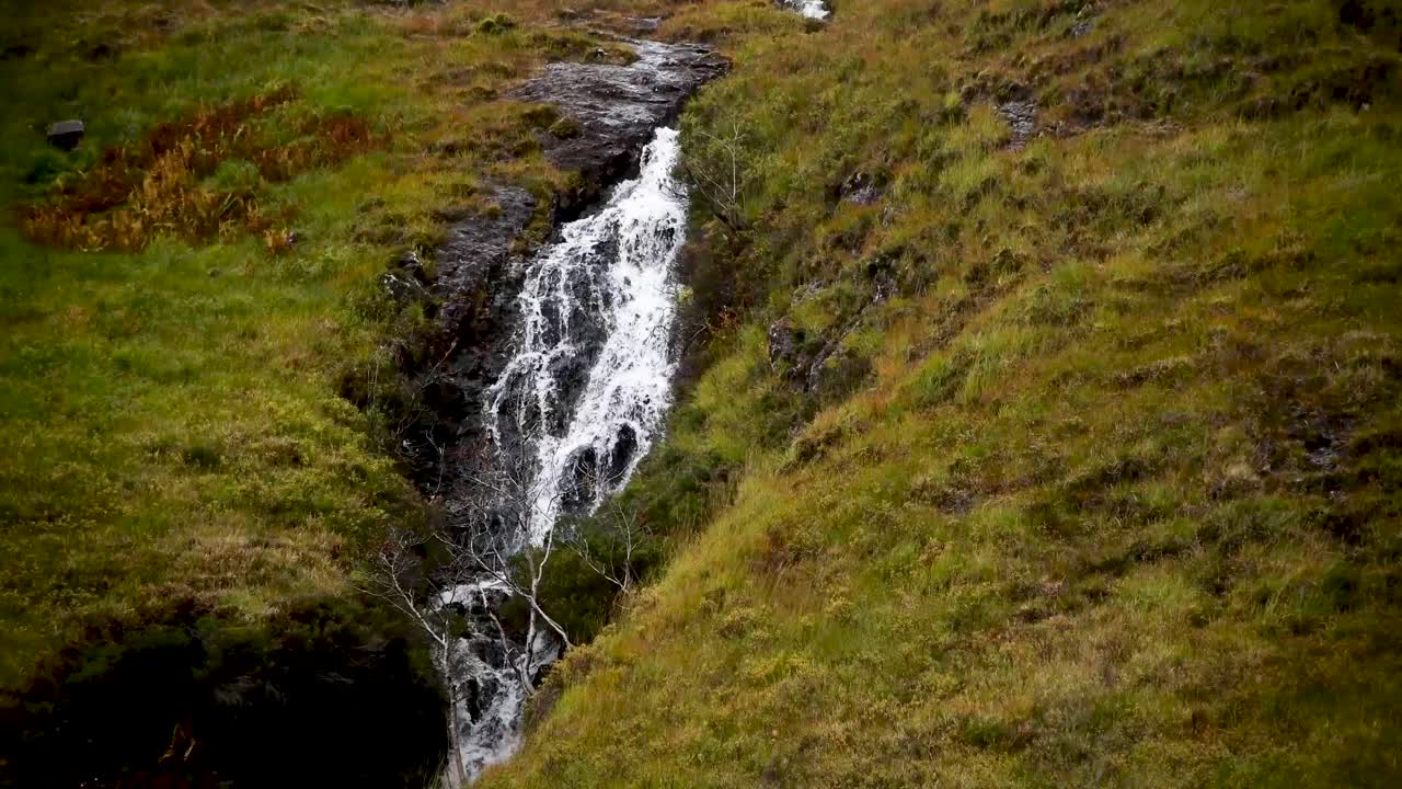 cascadas en las montañas de escocia