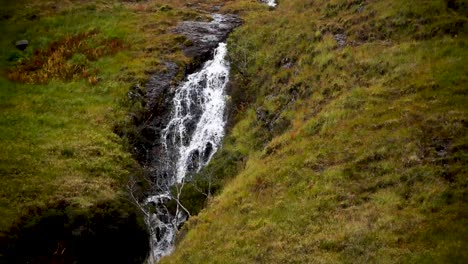 cascadas en las montañas de escocia
