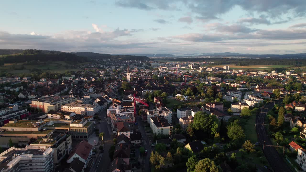 panorámica aérea de la aldea de bülach, suiza