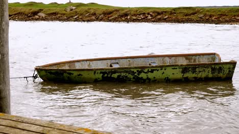el barco amarrado al muelle, se mueve en las olas.