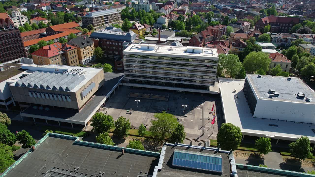 화창한 날 독일 +tu 브라운슈바이크 메인 캠퍼스의 회전 드론샷