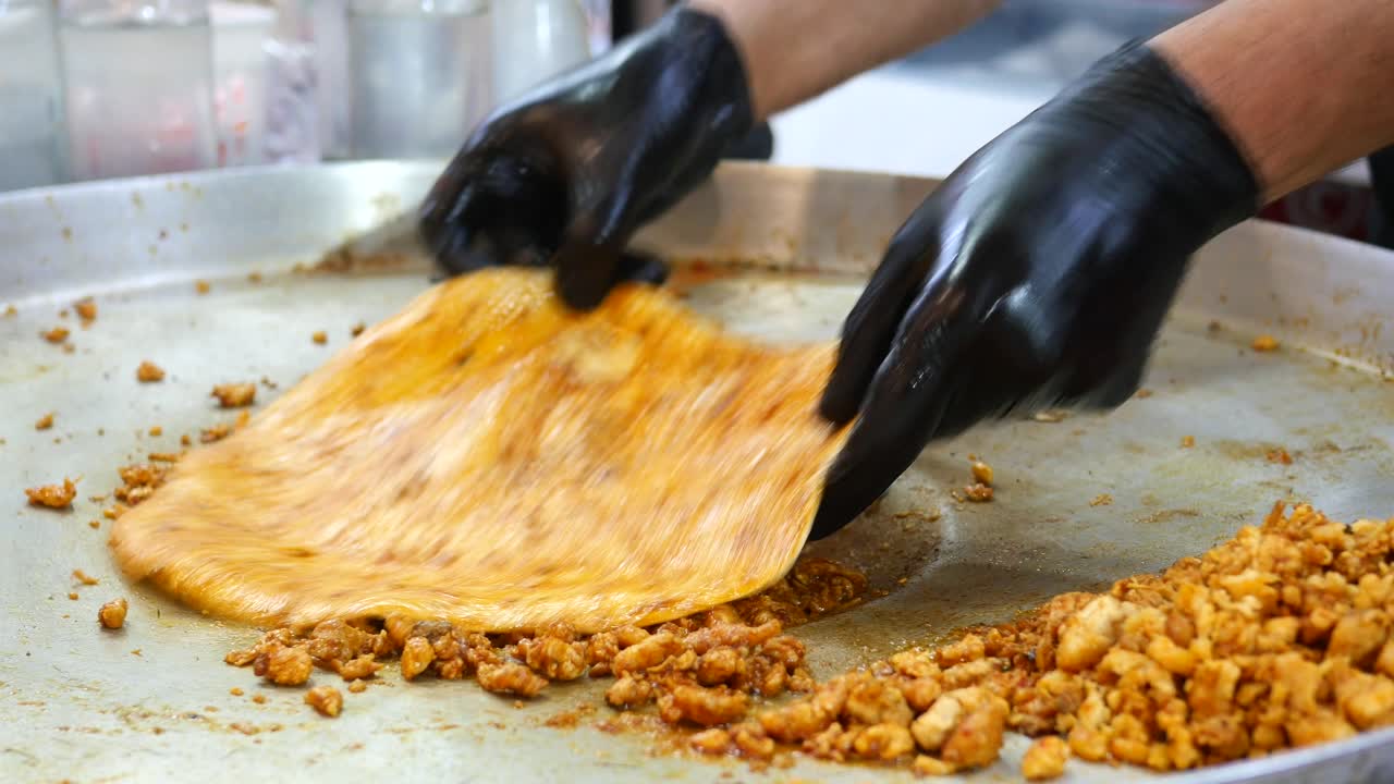 cocinando comida callejera turca en una parrilla