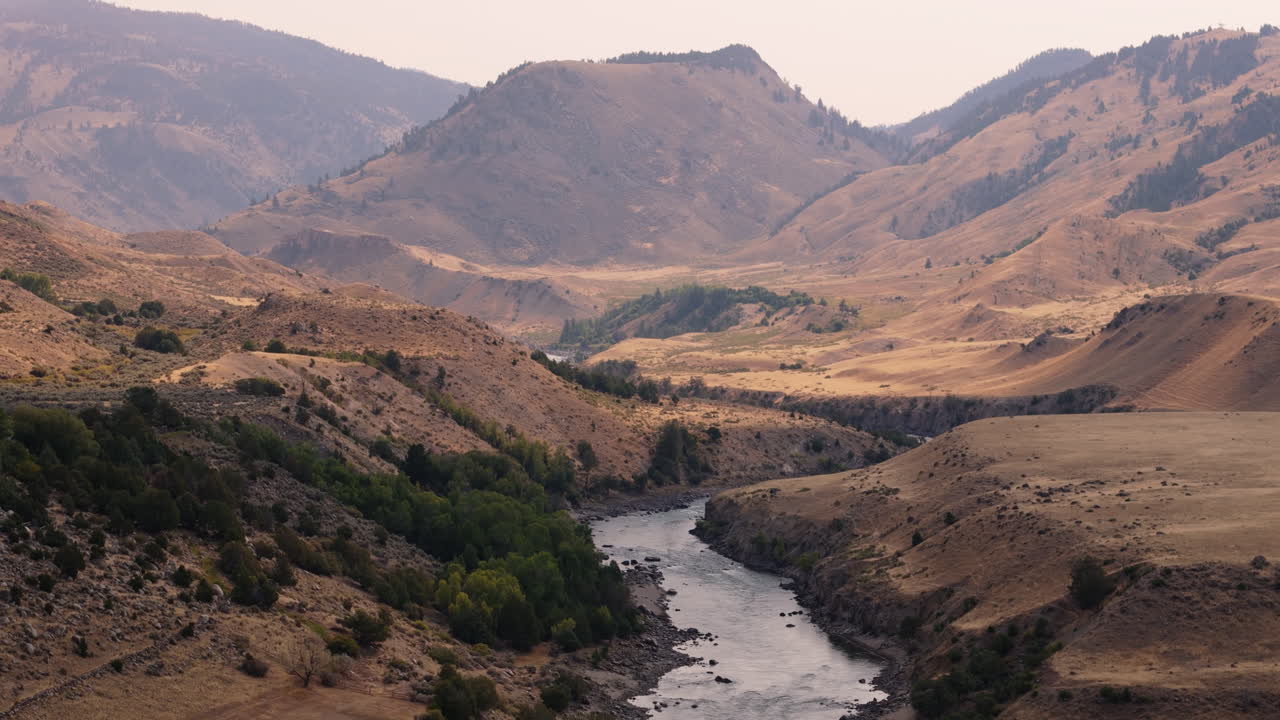 Paesaggio della valle del fiume di montagna