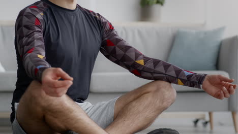 hombre meditando en casa