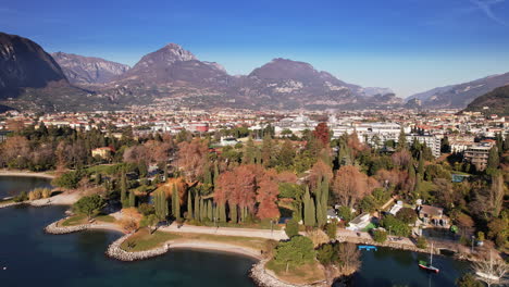 pequeña isla en el medio del lago de garda, italia